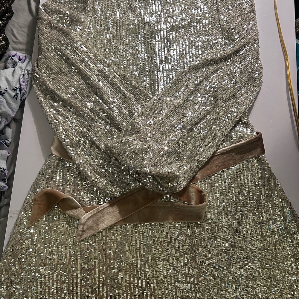 Elegant Sequin Midi Dress in Gold